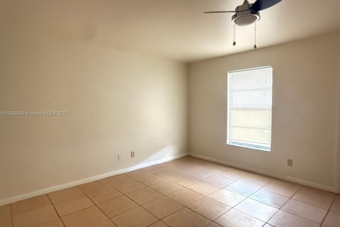 Casa en alquiler en Cape Coral, Florida, 2 dormitorios № 1947493 - foto 5