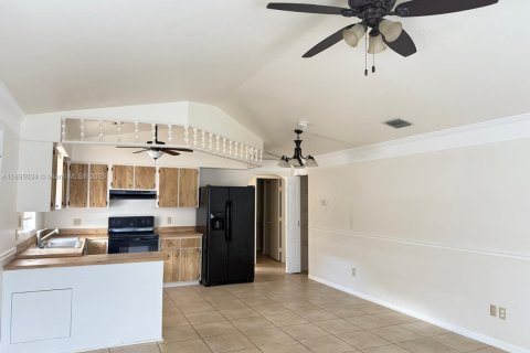 Casa en alquiler en Cape Coral, Florida, 2 dormitorios № 1947493 - foto 1