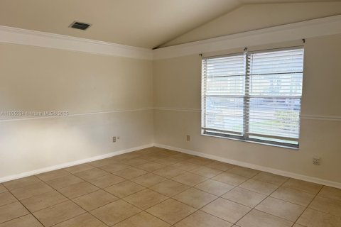 Casa en alquiler en Cape Coral, Florida, 2 dormitorios № 1947493 - foto 4