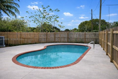 House in Hollywood, Florida 3 bedrooms, 398.36 sq.m. № 1994043 - photo 17