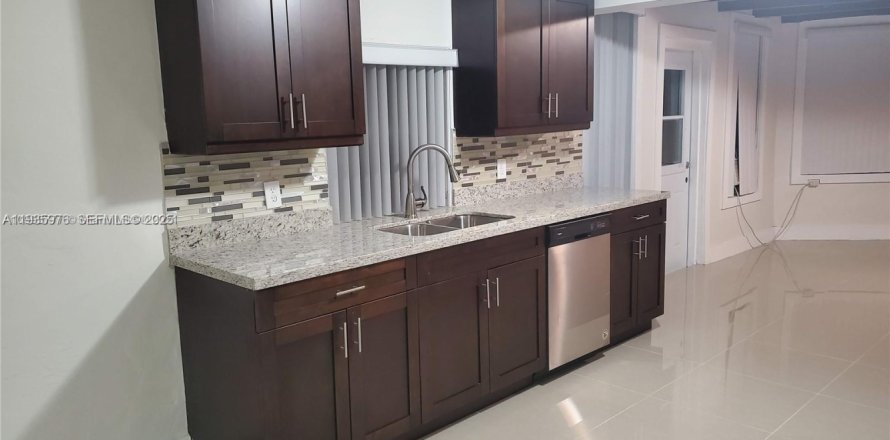 House in Hollywood, Florida 3 bedrooms, 398.36 sq.m. № 1994043