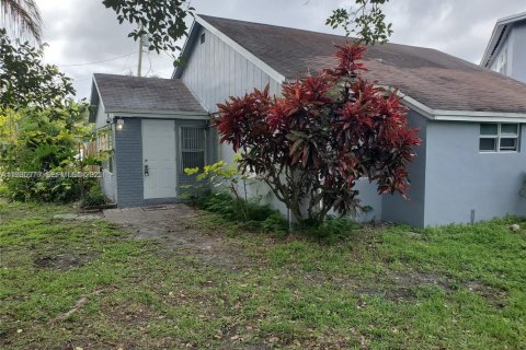 House in Hollywood, Florida 3 bedrooms, 398.36 sq.m. № 1994043 - photo 5