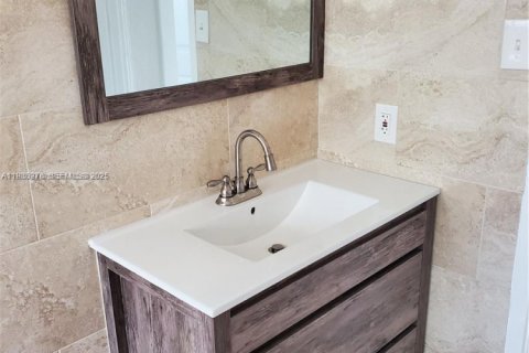 House in Hollywood, Florida 3 bedrooms, 398.36 sq.m. № 1994043 - photo 14