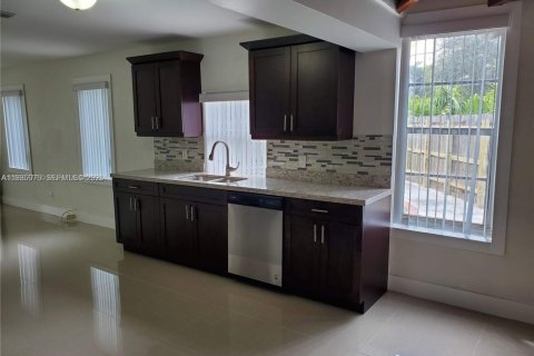 House in Hollywood, Florida 3 bedrooms, 398.36 sq.m. № 1994043 - photo 6