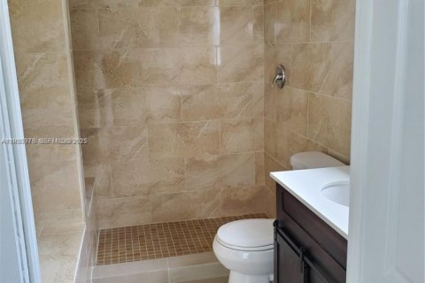 House in Hollywood, Florida 3 bedrooms, 398.36 sq.m. № 1994043 - photo 9