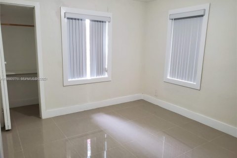 House in Hollywood, Florida 3 bedrooms, 398.36 sq.m. № 1994043 - photo 19