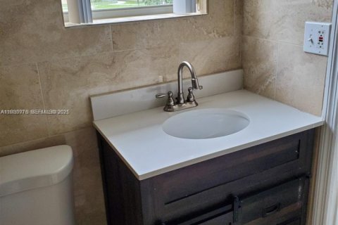 House in Hollywood, Florida 3 bedrooms, 398.36 sq.m. № 1994043 - photo 8