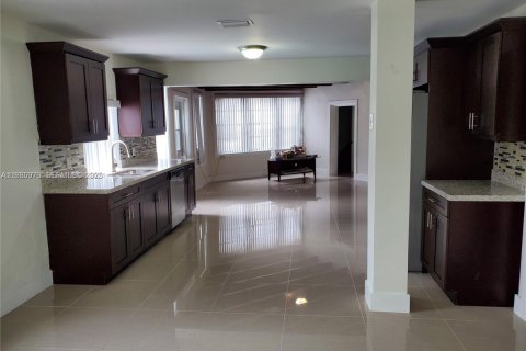 House in Hollywood, Florida 3 bedrooms, 398.36 sq.m. № 1994043 - photo 2