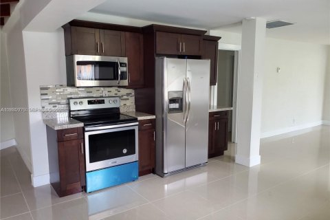 House in Hollywood, Florida 3 bedrooms, 398.36 sq.m. № 1994043 - photo 10