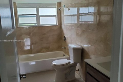 House in Hollywood, Florida 3 bedrooms, 398.36 sq.m. № 1994043 - photo 4