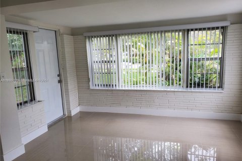 House in Hollywood, Florida 3 bedrooms, 398.36 sq.m. № 1994043 - photo 15