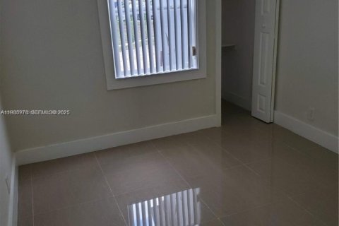 House in Hollywood, Florida 3 bedrooms, 398.36 sq.m. № 1994043 - photo 13