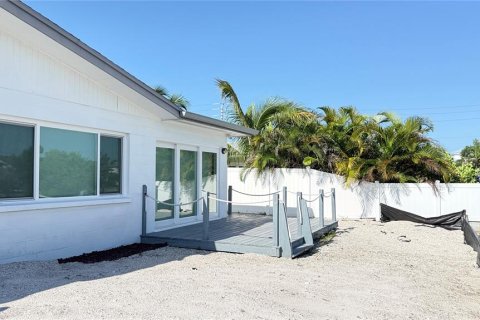Condo in Holmes Beach, Florida, 2 bedrooms № 2167505 - photo 2