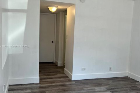 Снять в аренду кондоминиум в Лодерхилл, Флорида 1 спальня, 74.32м2, № 2028982 - фото 17