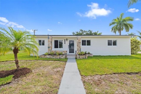 Villa ou maison à Miami Gardens, Floride 3 chambres, 106.84 m2 № 2069030