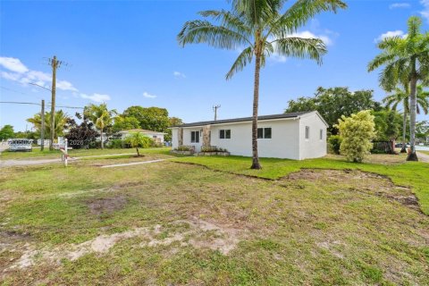 Villa ou maison à vendre à Miami Gardens, Floride: 3 chambres, 106.84 m2 № 2069030 - photo 3