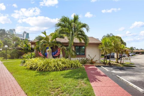 Casa en venta en Hallandale Beach, Florida, 3 dormitorios, 150.87 m2 № 1893132 - foto 4