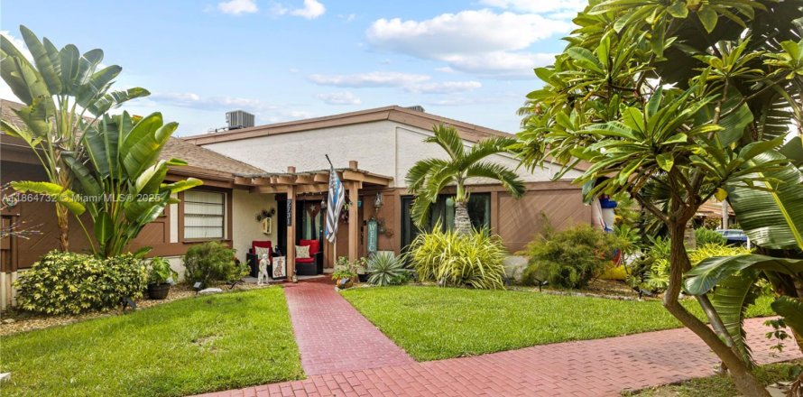 Casa en Hallandale Beach, Florida 3 dormitorios, 150.87 m2 № 1893132