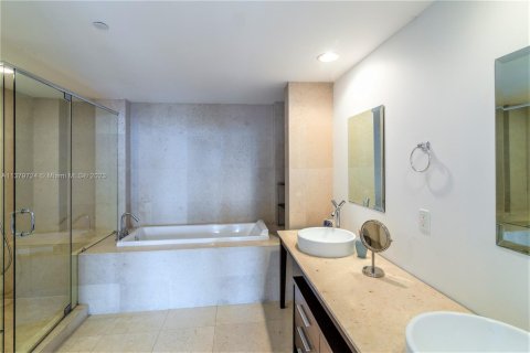 Condo in Miami, Florida, 2 bedrooms  № 1959705 - photo 23