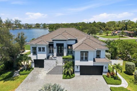 House in Sarasota, Florida 3 bedrooms, 523.6 sq.m. № 2302127