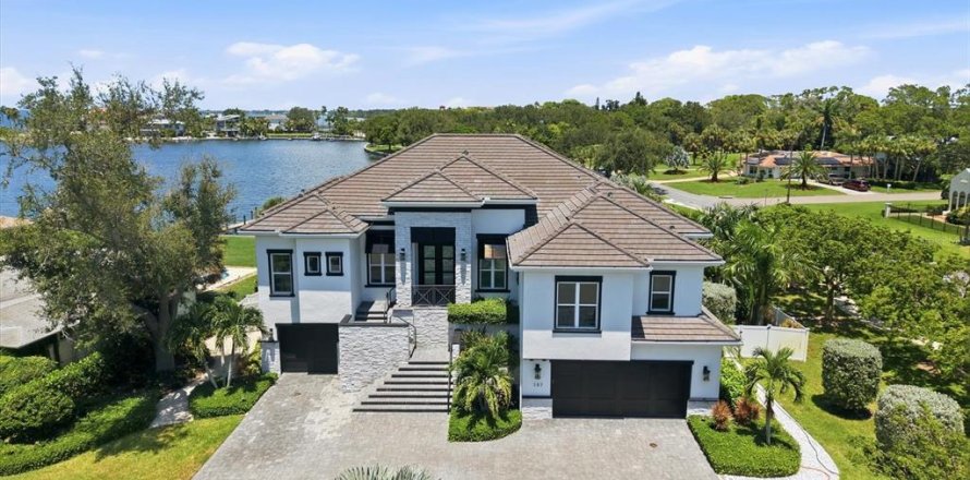 House in Sarasota, Florida 3 bedrooms, 523.6 sq.m. № 2302127