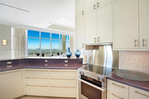 Condo in Miami Beach, Florida, 5 bedrooms  № 2013137 - photo 30