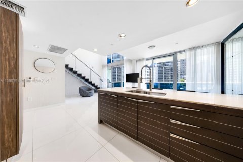 Condominio en alquiler en Miami, Florida, 2 dormitorios, 132.85 m2 № 1938881 - foto 1