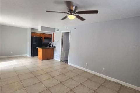 Condominio en alquiler en Brandon, Florida, 1 dormitorio, 60.2 m2 № 1276604 - foto 3