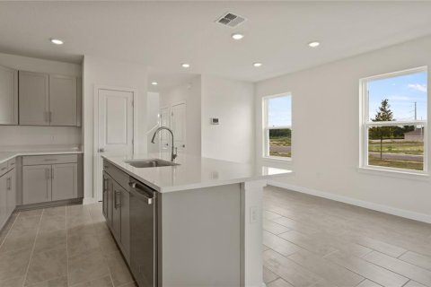 House in Winter Haven, Florida 4 bedrooms, 206.89 sq.m. № 1911318 - photo 9