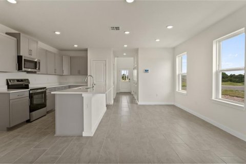 House in Winter Haven, Florida 4 bedrooms, 206.89 sq.m. № 1911318 - photo 8