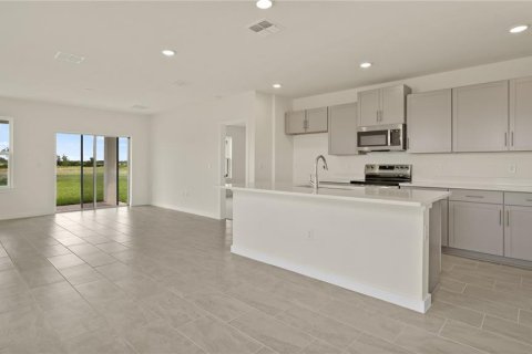 House in Winter Haven, Florida 4 bedrooms, 206.89 sq.m. № 1911318 - photo 7