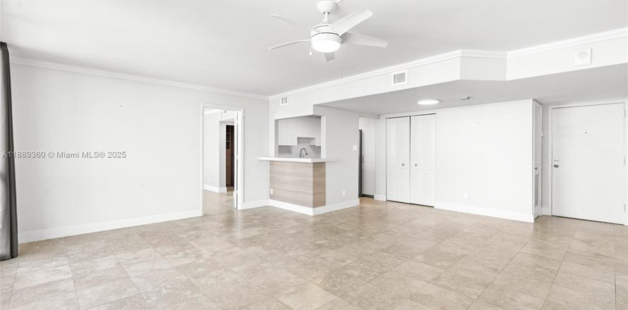 Condo in North Miami Beach, Florida, 2 bedrooms № 1943680