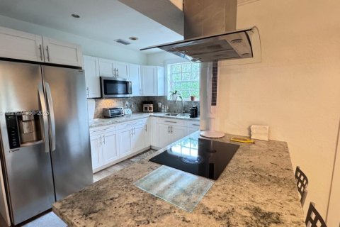 Купить виллу или дом в Майами, Флорида 3 спальни, 140.28м2, № 1932147 - фото 13