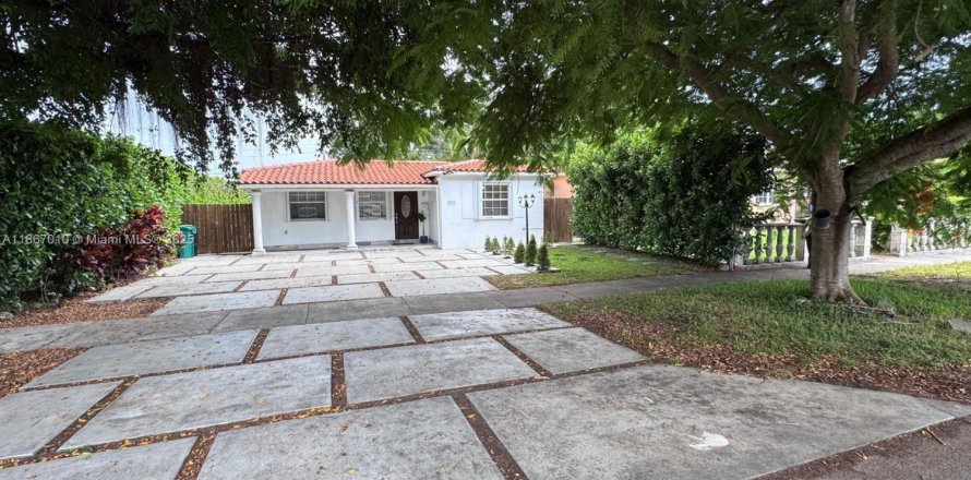 Дом в Майами, Флорида 3 спальни, 140.28м2 № 1932147