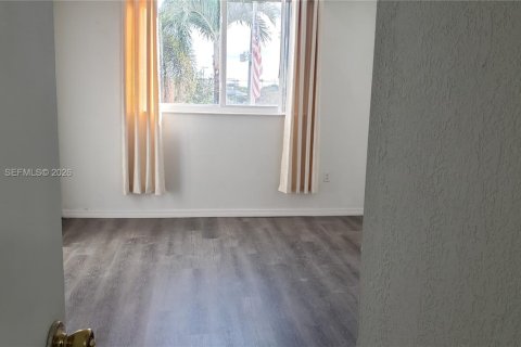 Condo in Miami, Florida, 1 bedroom  № 2170852 - photo 2