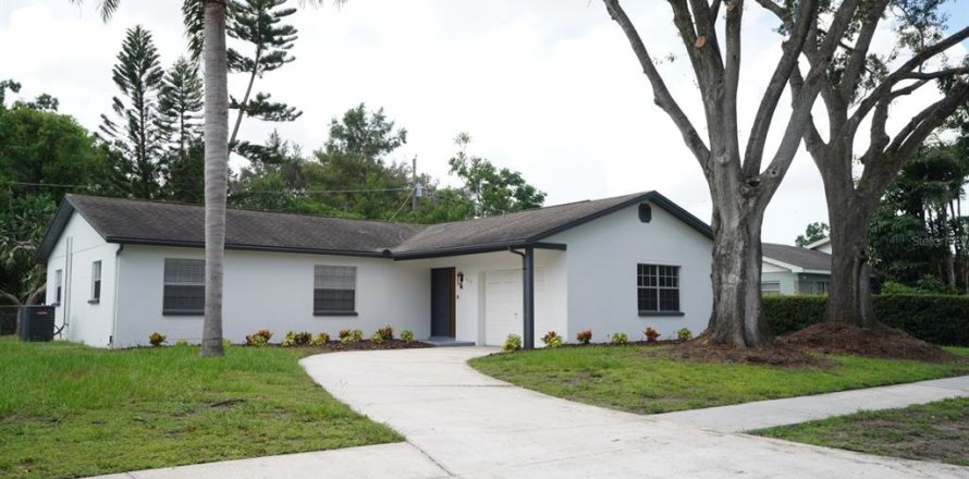 House in Tampa, Florida 3 bedrooms, 139.54 sq.m. № 1838387