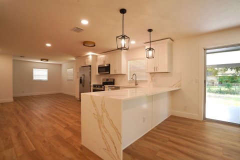 House in Tampa, Florida 3 bedrooms, 139.54 sq.m. № 1838387 - photo 2