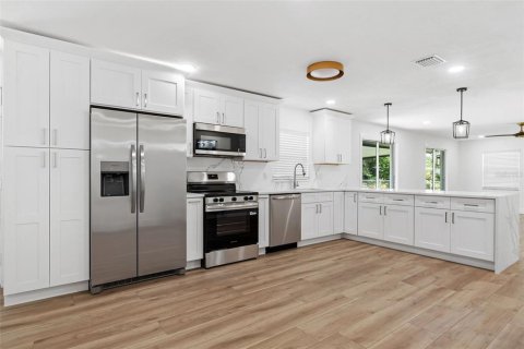 House in Tampa, Florida 3 bedrooms, 139.54 sq.m. № 1838387 - photo 12