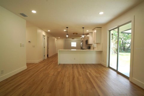 House in Tampa, Florida 3 bedrooms, 139.54 sq.m. № 1838387 - photo 3