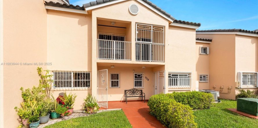 Adosado en Miami, Florida 3 dormitorios, 111.02 m2 № 1867262