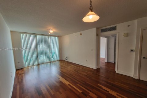 Condominio en venta en Miami, Florida, 1 dormitorio, 72 m2 № 2090656 - foto 2