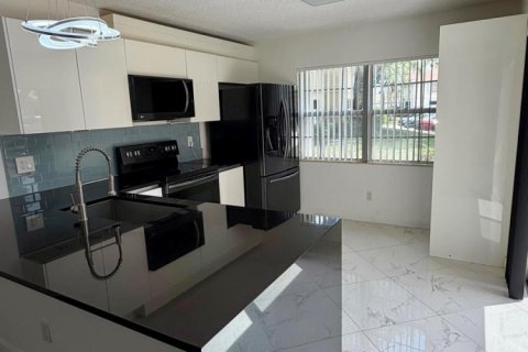 Touwnhouse à vendre à Lake Clarke Shores, Floride: 2 chambres, 127.65 m2 № 2254940 - photo 11