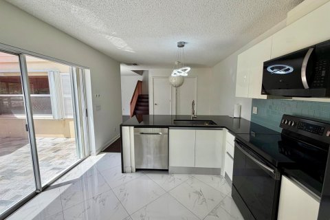 Touwnhouse à vendre à Lake Clarke Shores, Floride: 2 chambres, 127.65 m2 № 2254940 - photo 9