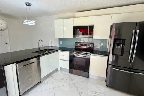 Touwnhouse à vendre à Lake Clarke Shores, Floride: 2 chambres, 127.65 m2 № 2254940 - photo 12
