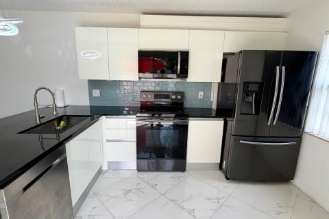 Touwnhouse à vendre à Lake Clarke Shores, Floride: 2 chambres, 127.65 m2 № 2254940 - photo 10