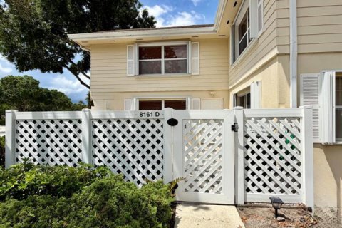 Townhouse in Lake Clarke Shores, Florida 2 bedrooms, 127.65 sq.m. № 2254940