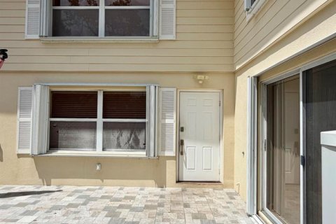 Touwnhouse à vendre à Lake Clarke Shores, Floride: 2 chambres, 127.65 m2 № 2254940 - photo 2
