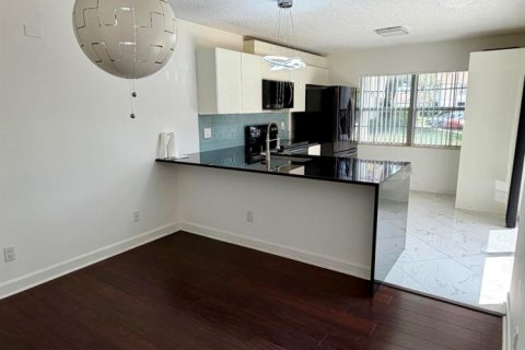 Touwnhouse à vendre à Lake Clarke Shores, Floride: 2 chambres, 127.65 m2 № 2254940 - photo 8
