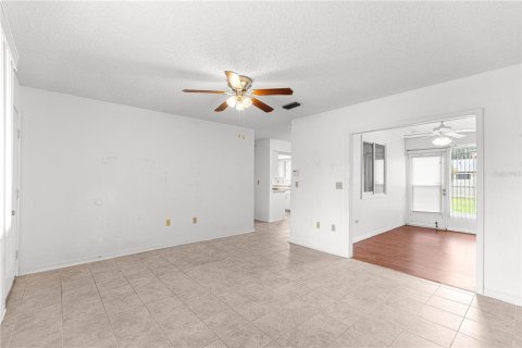 House in Ocala, Florida 2 bedrooms, 91.79 sq.m. № 2208534 - photo 4