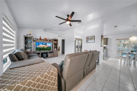 House in Fort Myers, Florida 3 bedrooms № 2026622 - photo 8